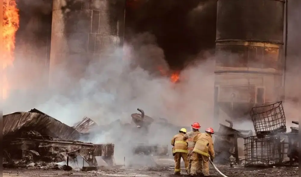 Más de 80 personas intentan sofocar incendio en empresa de hidrocarburos en Cadereyta. Más de 80 personas intentan sofocar incendio en empresa de hidrocarburos en Cadereyta.