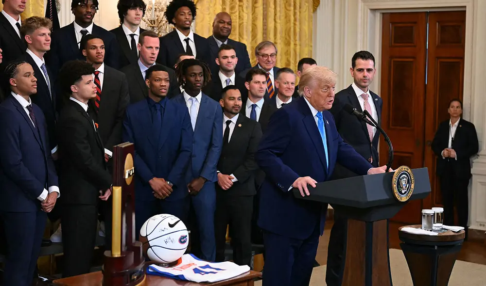 Donald Trump recibió un jersey de los Gators con su apellido y el número 47. Donald Trump recibió un jersey de los Gators con su apellido y el número 47.