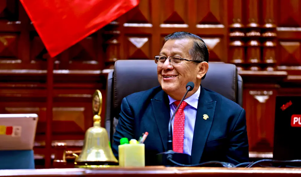 Eduardo Salhuana respaldó que los congresistas tengan impunidad y señaló a la prensa de desinformar. Foto: Congreso