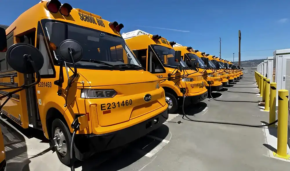 California invierte 500 millones de dólares en 1.000 autobuses escolares eléctricos.