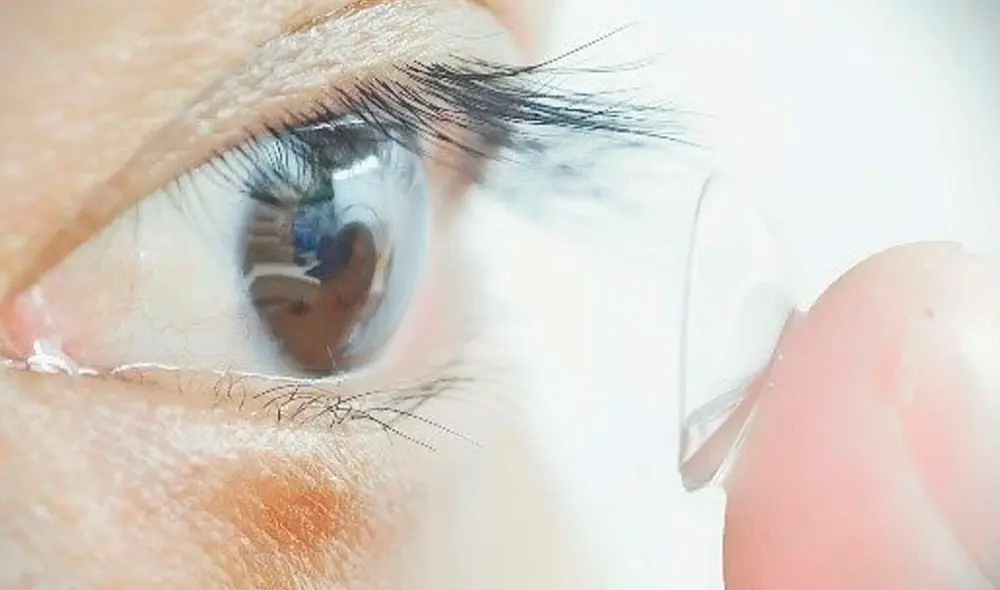 Un participante del estudio se coloca una de las lentes de visión nocturna en el ojo. Foto: EurekaAlerta / Yuqian Ma, Yunuo Chen, Hang Zhao