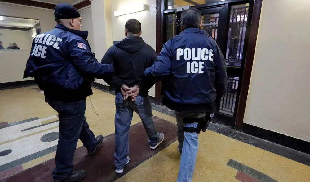 Agentes del ICE arrestan a inmigrantes en cortes de Chicago como parte de la política de deportaciones masivas de la administración Trump. Agentes del ICE arrestan a inmigrantes en cortes de Chicago como parte de la política de deportaciones masivas de la administración Trump.