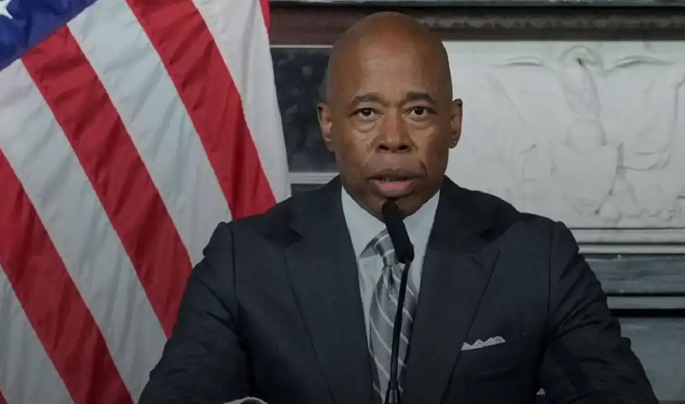 El alcalde Eric Adams busca reducir los impuestos sobre la vivienda para los veteranos de Nueva York. El alcalde Eric Adams busca reducir los impuestos sobre la vivienda para los veteranos de Nueva York.