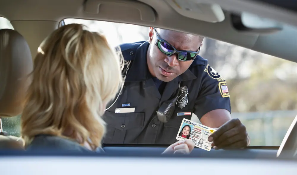 Gavin Newsom firma en California ley que endurece sanciones por carreras ilegales.