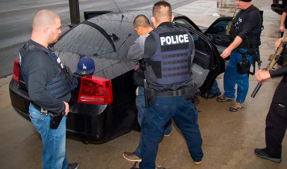 Florida impulsa nuevo plan para arrestar a inmigrantes indocumentados.