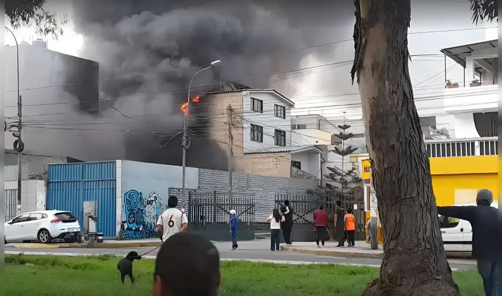 Se reportó un feroz siniestro en el distrito de Ate Vitarte. Foto: Composición LR/Difusión Se reportó un feroz siniestro en el distrito de Ate Vitarte. Foto: Composición LR/Difusión
