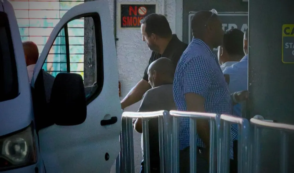 Agentes de ICE detuvieron a 4 hombres en el tribunal de inmigración de Miami, Florida, tras sus audiencias. Agentes de ICE detuvieron a 4 hombres en el tribunal de inmigración de Miami, Florida, tras sus audiencias.