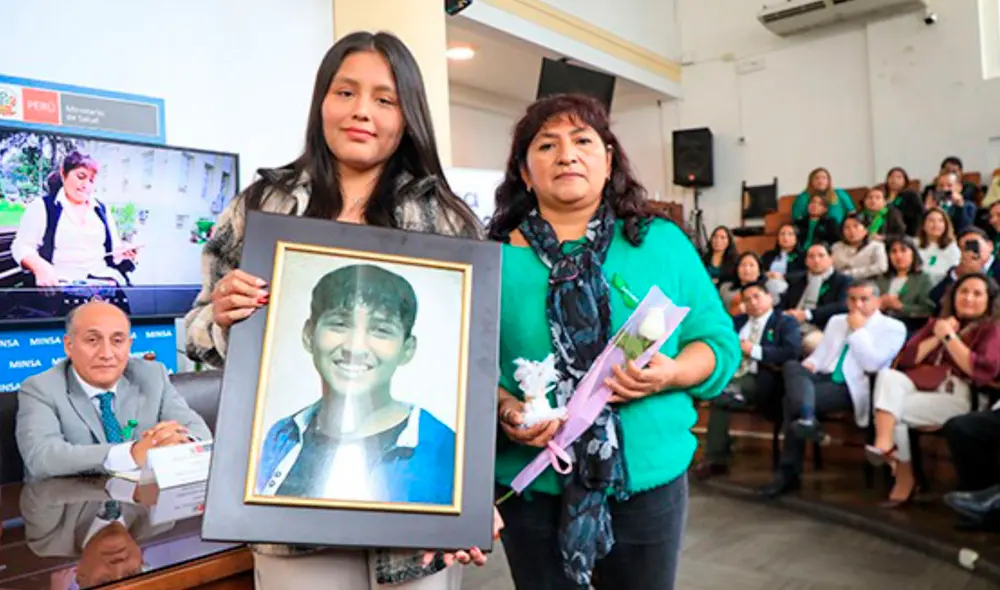 Los progenitores del menor agradecieron el homenaje realizado por el Minsa. Foto: Minsa