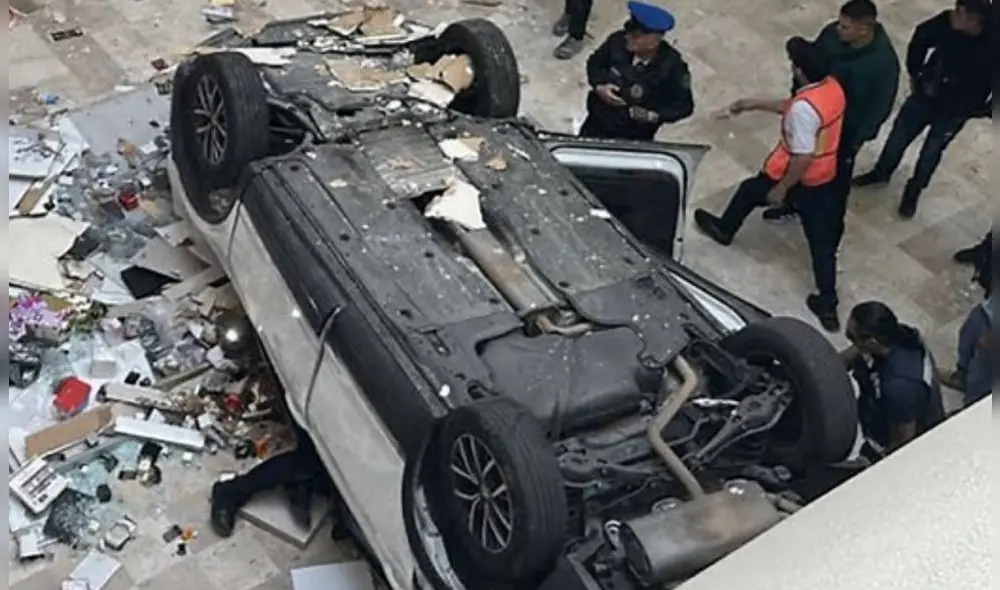 Accidente en centro comercial de CDMX dejó herida a la conductora del auto.