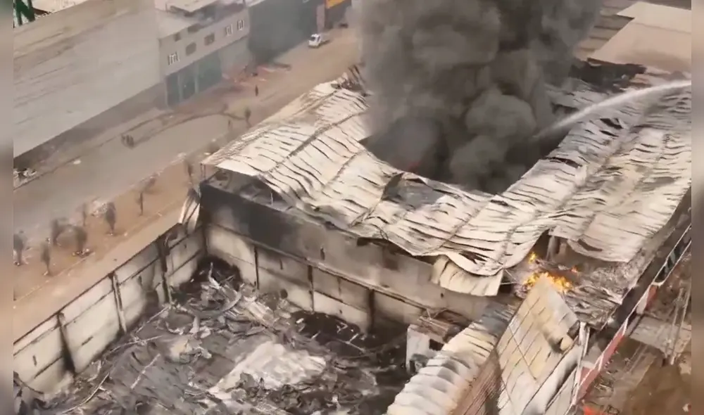 Incendio en VES. Foto: Canal N Incendio en VES. Foto: Canal N