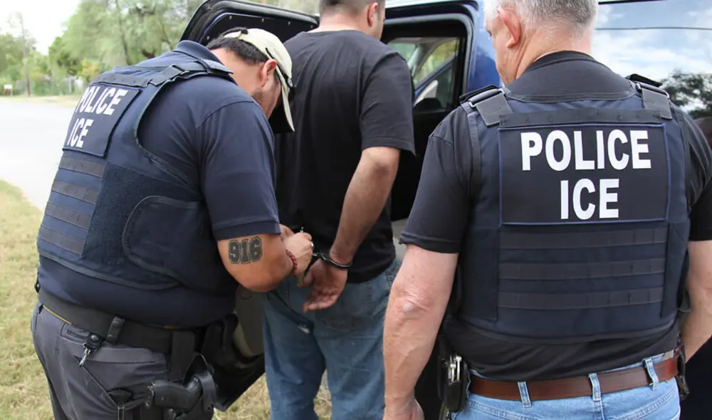 Inmigrantes en California apostillan documentos ante redadas de ICE recientes.