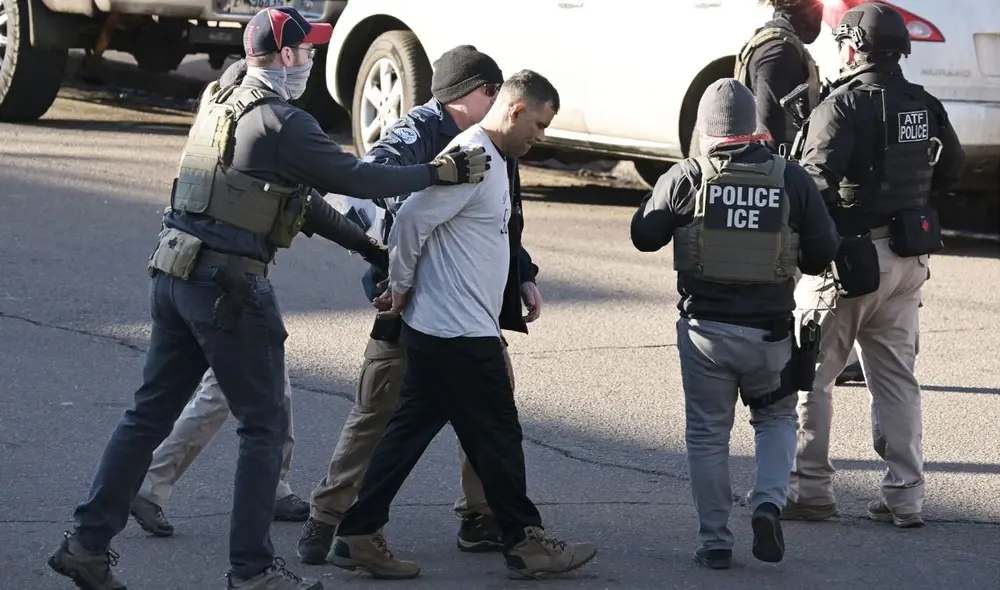 Los inmigrantes detenidos por ICE deben memorizar números de teléfono de emergencia para contactar a sus seres queridos. Los inmigrantes detenidos por ICE deben memorizar números de teléfono de emergencia para contactar a sus seres queridos.