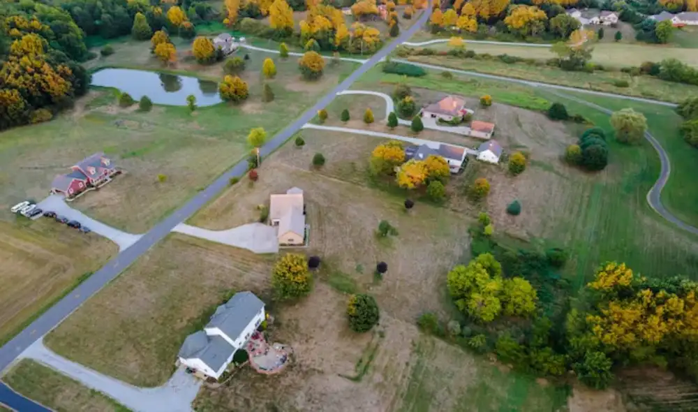 El proyecto de ley HB 1 en Ohio prohibiría a inmigrantes no ciudadanos considerados adversarios extranjeros comprar tierras en el estado. El proyecto de ley HB 1 en Ohio prohibiría a inmigrantes no ciudadanos considerados adversarios extranjeros comprar tierras en el estado.