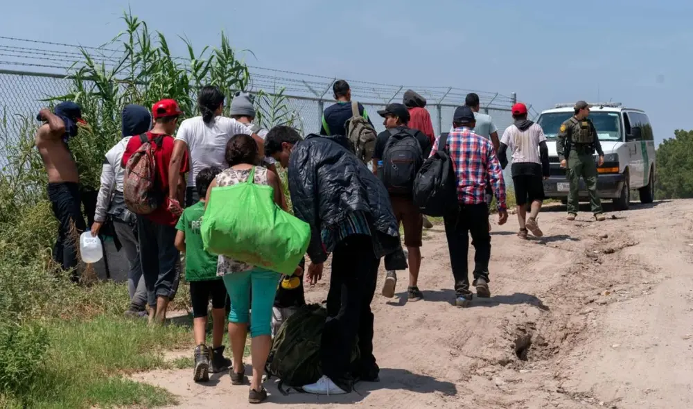 En la frontera de EE. UU. y México existen refugios que albergan a inmigrantes liberados por el ICE. FEMA advierte sobre actos ilegales.