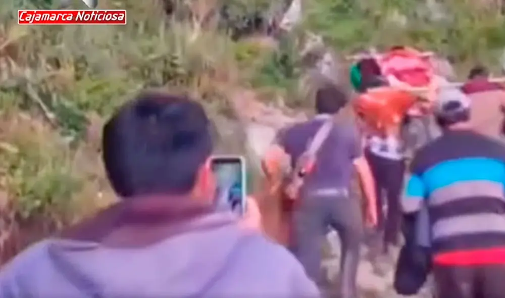 El paciente fue colocado en una camilla improvisada para ser trasladado a un centro de salud en Chota. Foto: Cajamarca Noticiosa