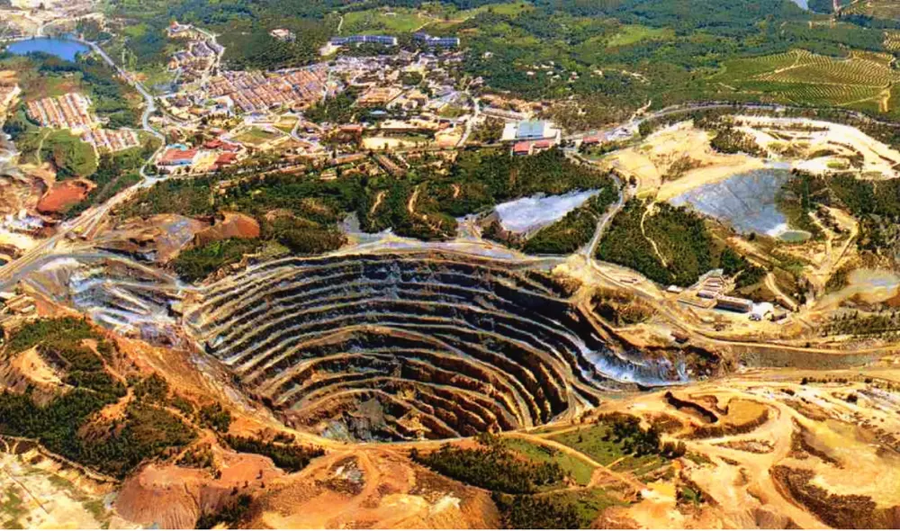 La mina de oro más grande en Perú extrajo más de 11 millones de gramos finos de oro en 2024. La mina de oro más grande en Perú extrajo más de 11 millones de gramos finos de oro en 2024.