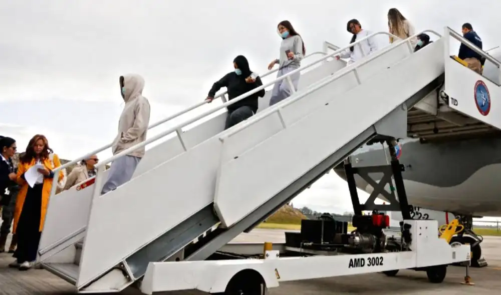 El proceso de deportación para residentes con Green Card inicia si se rompen leyes migratorias de EE.UU. El proceso de deportación para residentes con Green Card inicia si se rompen leyes migratorias de EE.UU.