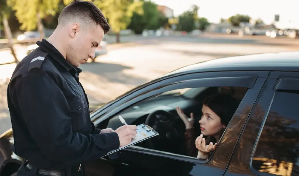 En California, el DMV otorga multas para quienes no cuentan con un seguro vehicular vigente.