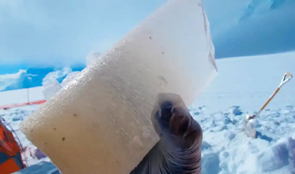 La burbuja fue extraída y perforada de un núcleo de hielo de más de 200 metros de longitud en el monte Hunter, en Alaska.  Foto: National Geographic