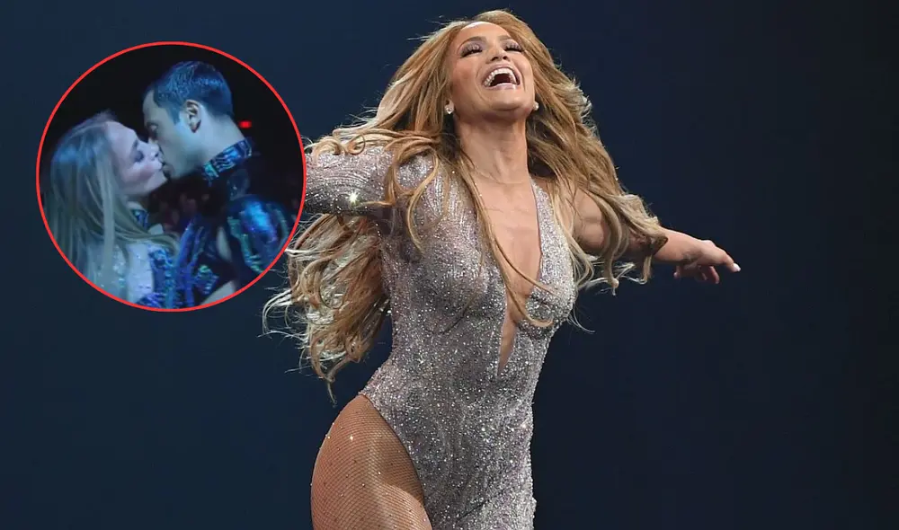JLO besa a dos de sus bailarines en los AMAs 2025.