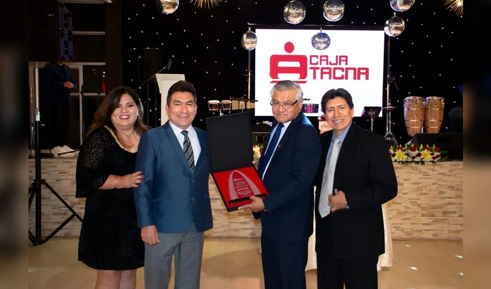 Sr. Jesús Arenas Carpio junto a la Gerencia Mancomunada de Caja Tacna, en reconocimiento a su labor.