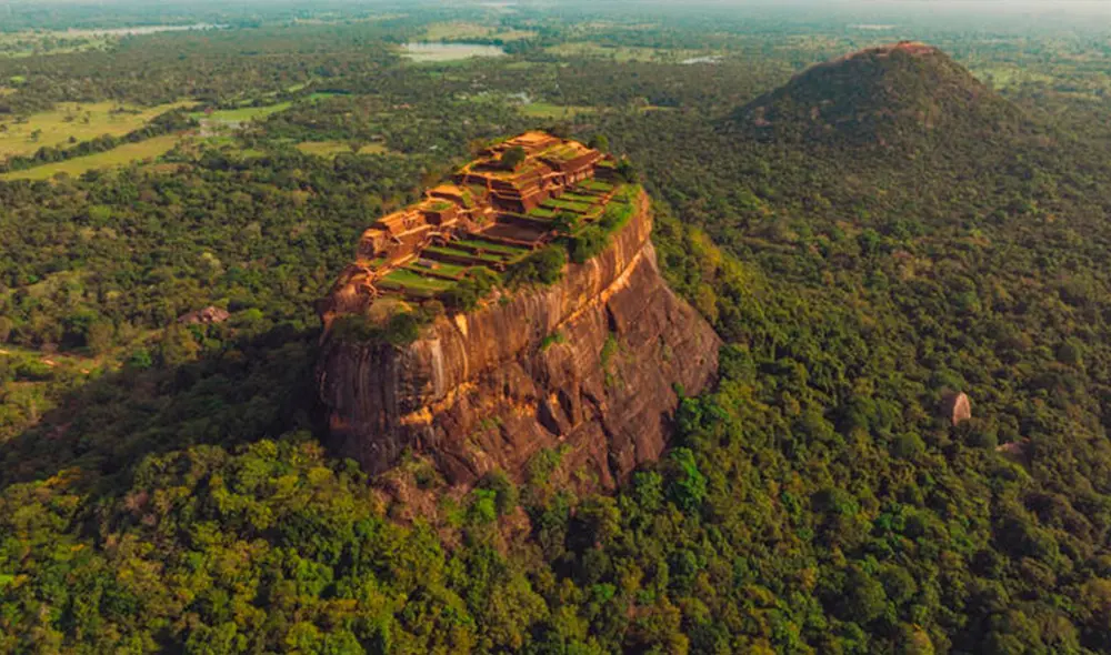 Para alcanzar la cima de Sigiriya, se cruza la Puerta del León y se suben escaleras de piedra. Foto: 20 minutos Para alcanzar la cima de Sigiriya, se cruza la Puerta del León y se suben escaleras de piedra. Foto: 20 minutos