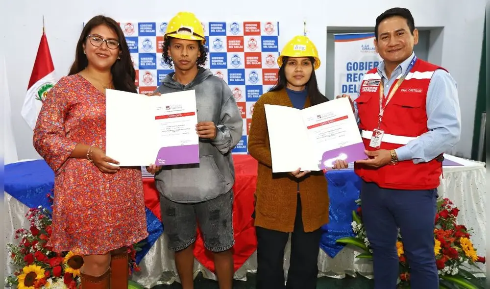 Diversos jóvenes de jóvenes de bajos recursos recibieron certificados tras culminar cursos de manera satisfactoria. Foto: Composición LR/Gob