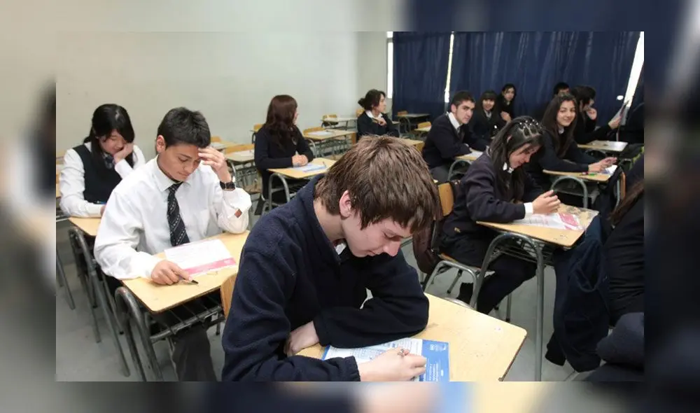 Es fundamental que tanto padres como docentes modelen comportamientos positivos y actitudes constructivas. Foto: VCM - Emol Es fundamental que tanto padres como docentes modelen comportamientos positivos y actitudes constructivas. Foto: VCM - Emol