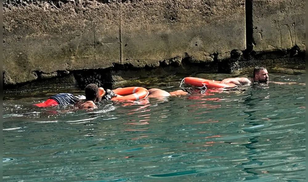 La sobrecarga de la embarcación y la concentración de ocupantes en uno de los lados habrían provocado el vuelco en España. Foto: EFE.