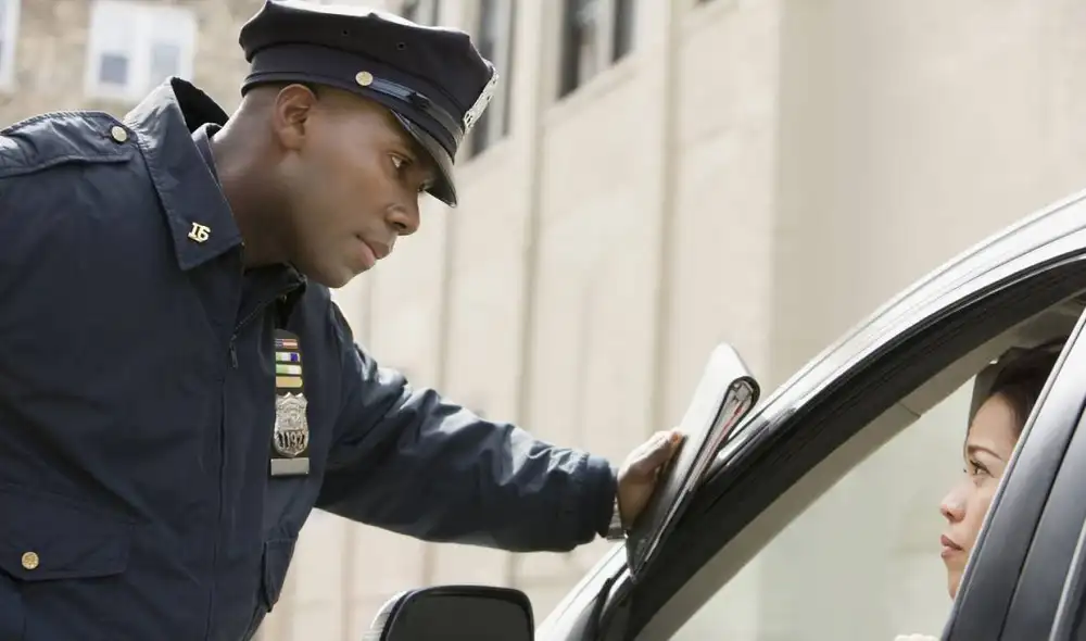 Ciertas infracciones de tránsito podrían ocasionar la deportación de Estados Unidos.