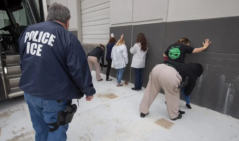 Más de 20 personas fueron arrestados por agentes de ICE en San Antonio, Texas.