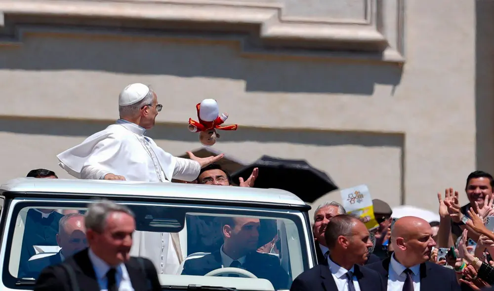 El papa León XIV fue noticia viral al atrapar un muñeco lanzado por un fiel durante su recorrido en el papamóvil. Foto: Vatican News El papa León XIV fue noticia viral al atrapar un muñeco lanzado por un fiel durante su recorrido en el papamóvil. Foto: Vatican News