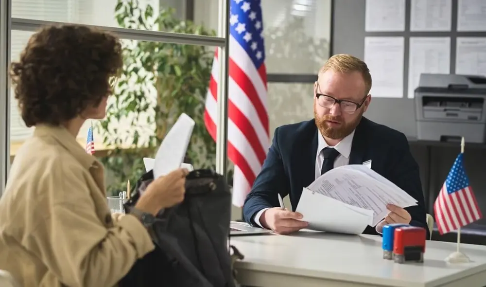 Los inmigrantes en EE.UU. deben prepararse para entrevistas con el ICE