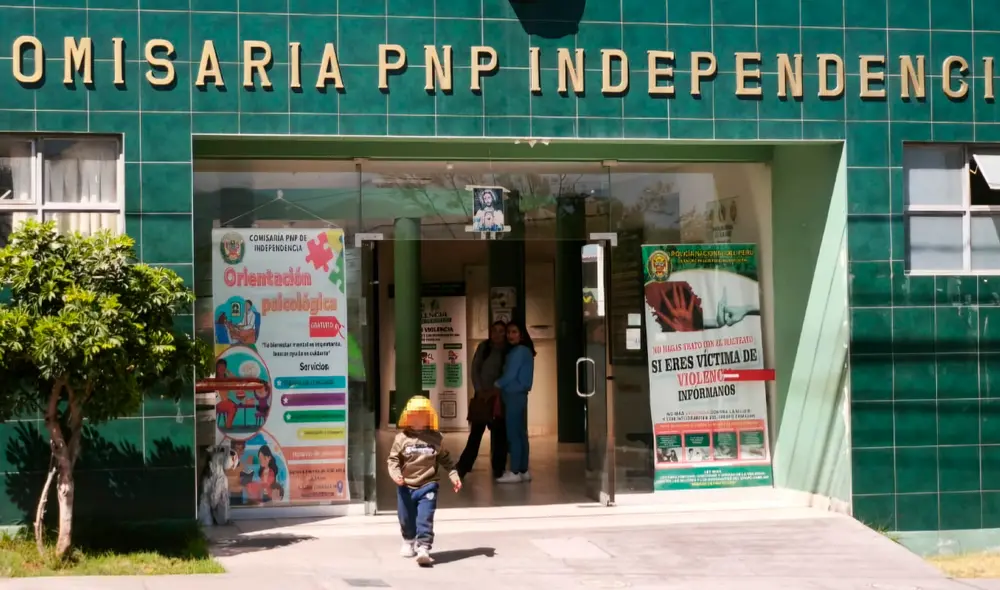 Padres de familia en la Comisaría de la PNP realizando la denuncia respectiva. Foto: Wilder Pari