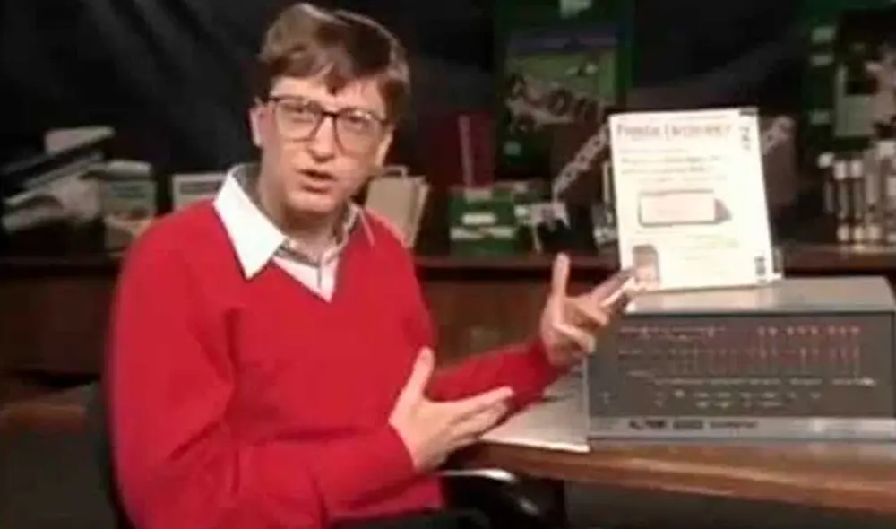Bill Gates junto a la Altair 8800.