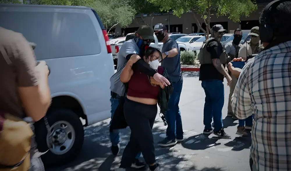 Crecen los arrestos de inmigrantes por parte de ICE en EE. UU. en tribunales, con al menos 53 detenidos tras citas migratorias.