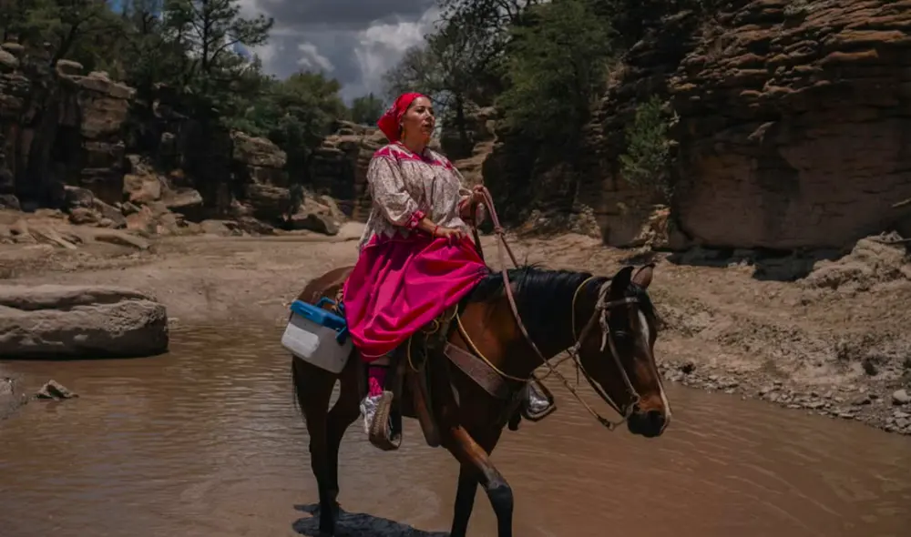 La enfermera recorre a caballo las regiones más apartadas de Chihuahua.