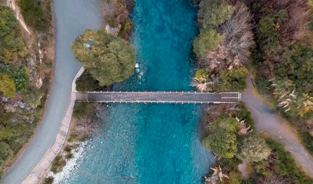 Es famosa internacionalmente por la pesca con Mosca, sus paisajes impresionantes y es uno de los ríos más cortos del mundo. Foto: Villa la Angostura turismo Es famosa internacionalmente por la pesca con Mosca, sus paisajes impresionantes y es uno de los ríos más cortos del mundo. Foto: Villa la Angostura turismo