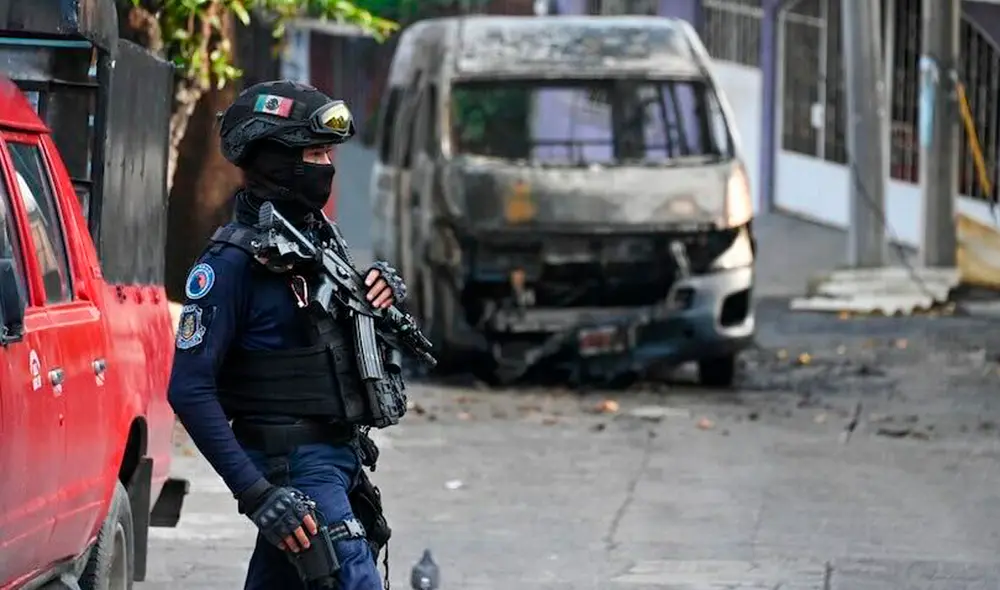 El bus incendiado registra la violencia en Guerrero, México.
