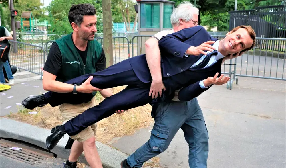 Activistas de Greenpeace protestaron frente a la embajada de Rusia en París. Foto: AFP.