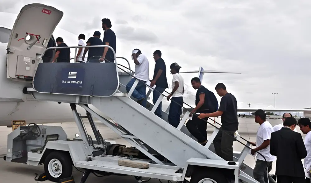 Los inmigrantes en EE.UU. deben llevar siempre consigo sus documentos legales para evitar ser deportados. Los inmigrantes en EE.UU. deben llevar siempre consigo sus documentos legales para evitar ser deportados.