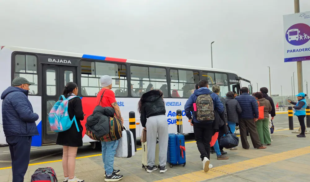 Pasajeros tienen que esperar por más de 30 minutos para subir a los buses. Foto: La República