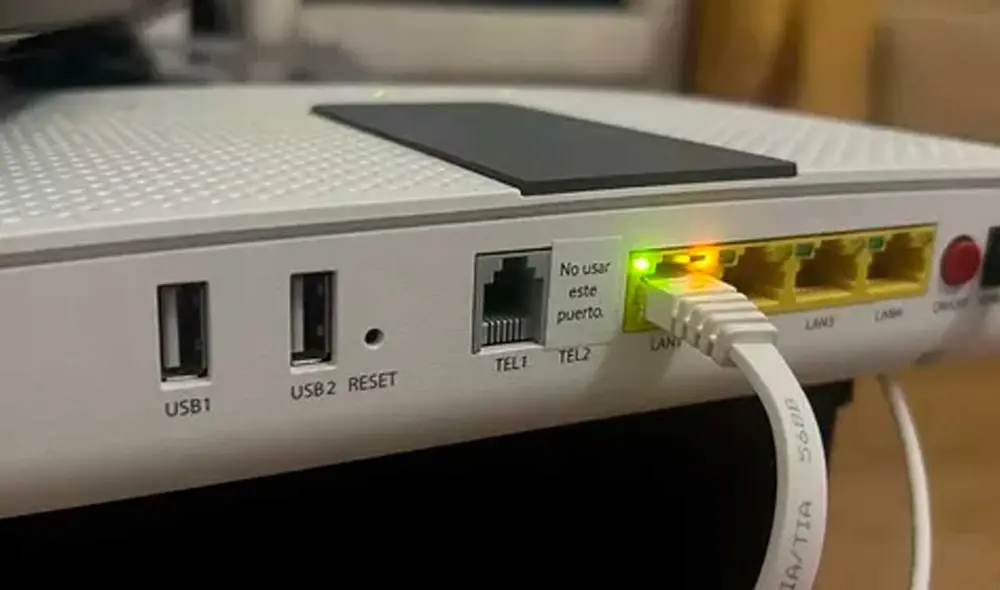 Por lo general, el puerto USB está ubicado en la parte trasera del router.