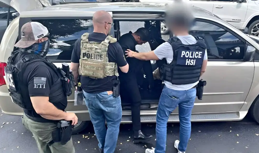 Agentes de ICE realizaron un operativo armado en el restaurante en San Diego, California. Agentes de ICE realizaron un operativo armado en el restaurante en San Diego, California.