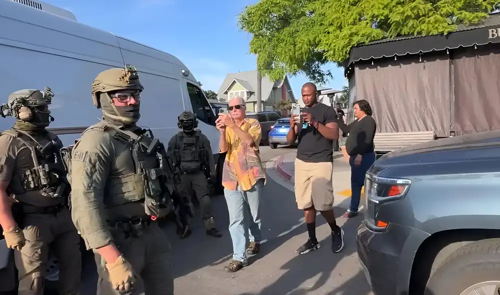 Oficiales del ICE realiza redada en el restaurante Buona Forchetta, en South Park, San Diego, California, deteniendo a trabajadores inmigrantes. Oficiales del ICE realiza redada en el restaurante Buona Forchetta, en South Park, San Diego, California, deteniendo a trabajadores inmigrantes.