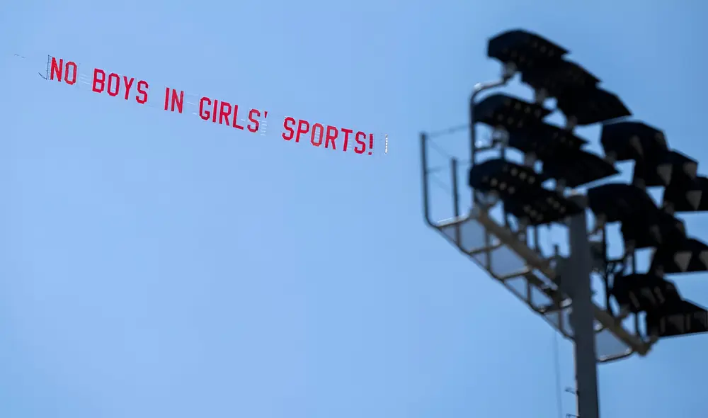 En Clovis, California, una avioneta sobrevoló un estadio con la pancarta "¡No chicos en los deportes femeninos!" durante una competencia donde participó AB Hernández, una atleta trans.