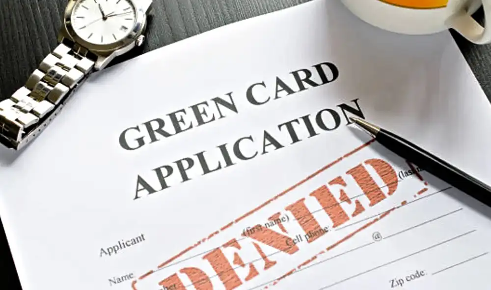 USCIS puede negarte la Green Card si ve que tienes diseños de tatuajes relacionados con pandillas.