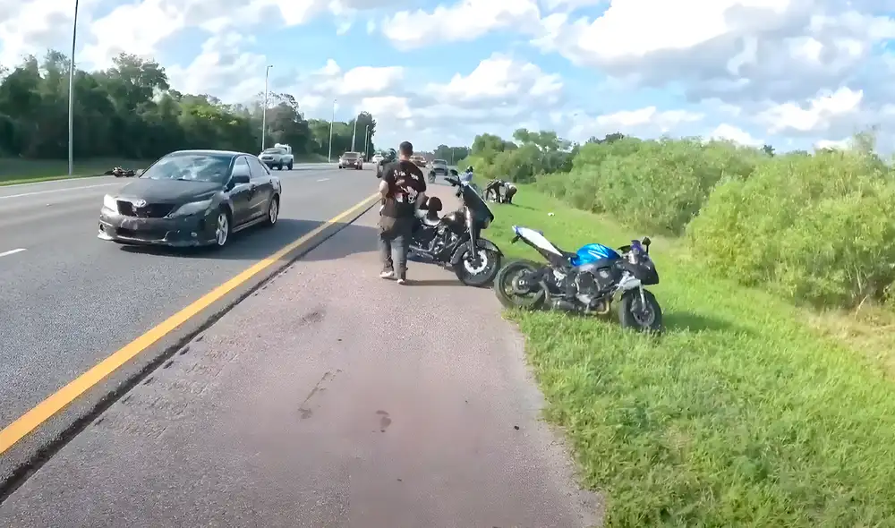 Ciclistas de Florida fueron llevados al hospital tras chocar contra un caimán.