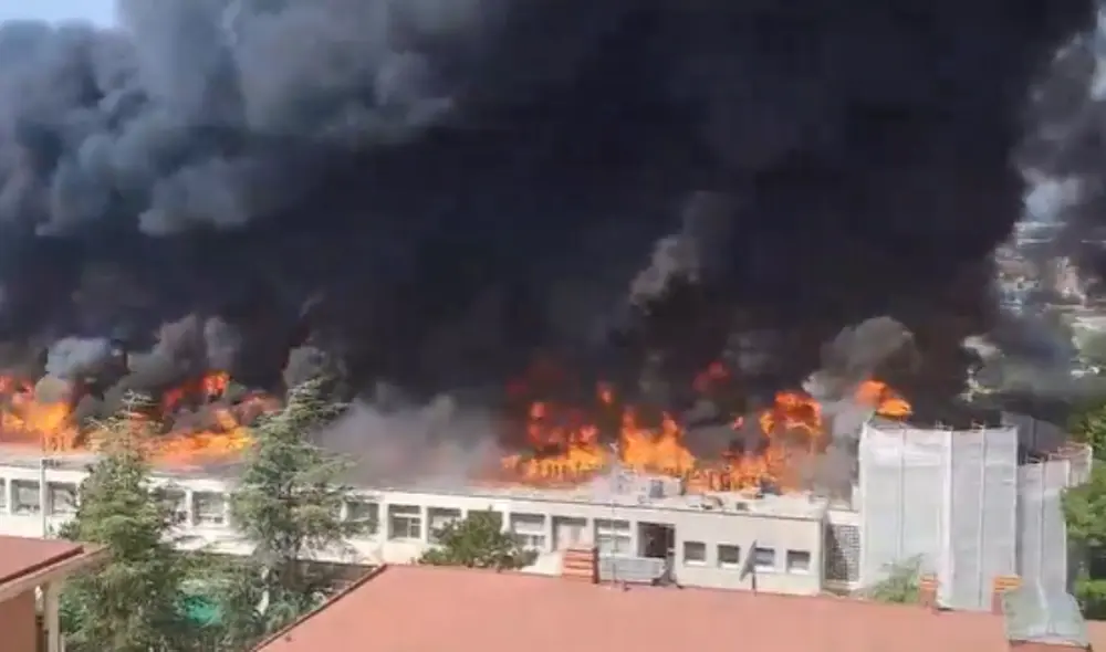 El incendio provocó el colapso parcial de la Facultad de Agricultura y dejó múltiples intoxicados por humo. Foto: Captura/X