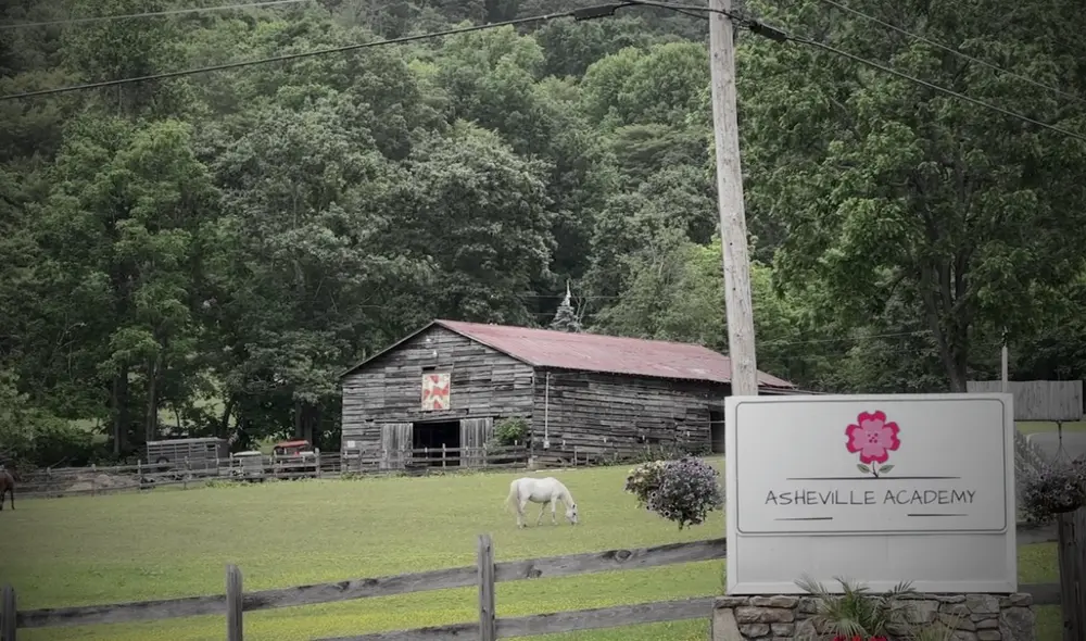Asheville Academy cierra tras dos suicidios de alumnas en un mes. Asheville Academy cierra tras dos suicidios de alumnas en un mes.